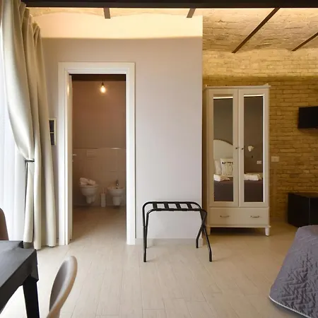 Al Faro Bianco E Con Parcheggio Bed and Breakfast 4*