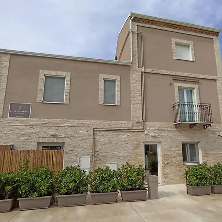 Al Faro Bianco E Con Parcheggio Bed and Breakfast 4*