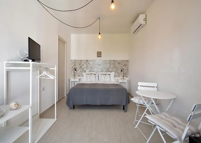 Al Faro Bianco E Con Parcheggio Vasto