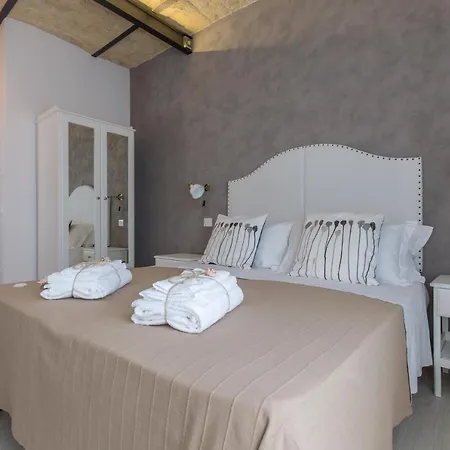 Al Faro Bianco E Con Parcheggio Bed & Breakfast 4*