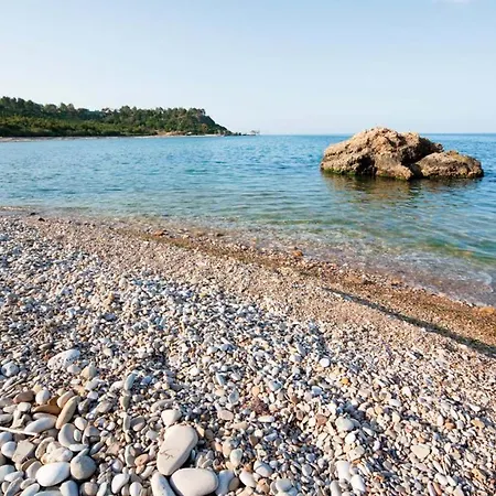 Al Faro Bianco E Con Parcheggio Bed & Breakfast