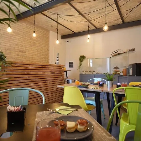 Al Faro Bianco E Con Parcheggio Nocleg ze śniadaniem 4*