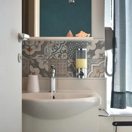 Al Faro Bianco E Con Parcheggio Vasto