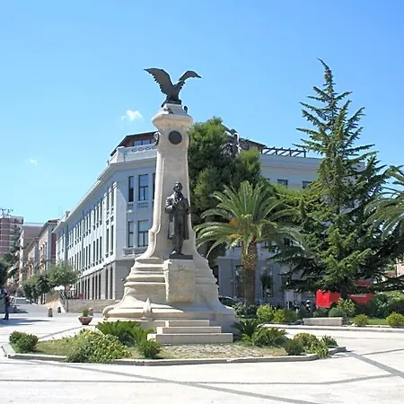 Al Faro Bianco E Con Parcheggio Vasto