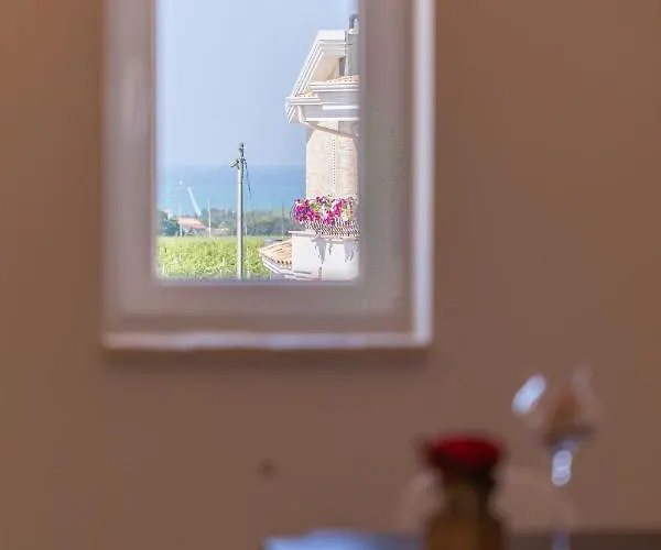 Bed & Breakfast Al Faro Bianco E Con Parcheggio Vasto