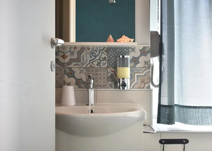 Al Faro Bianco E Con Parcheggio Vasto